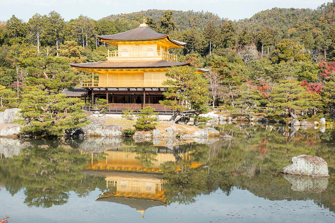 Kinkaku-ji-Tempel des Goldenen Pavillons, der sich in einem See spiegelt, UNESCO-Weltkulturerbe, Kyoto, Honshu, Japan, Asien