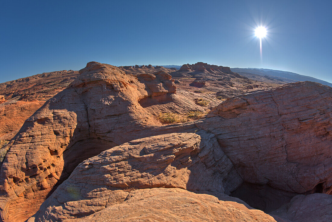 Blick von der Spitze des Shiva Nandi Rocks entlang des Beehive Trails auf dem Westgrat der New Wave in der Glen Canyon Recreation Area bei Page, Arizona, Vereinigte Staaten von Amerika, Nordamerika