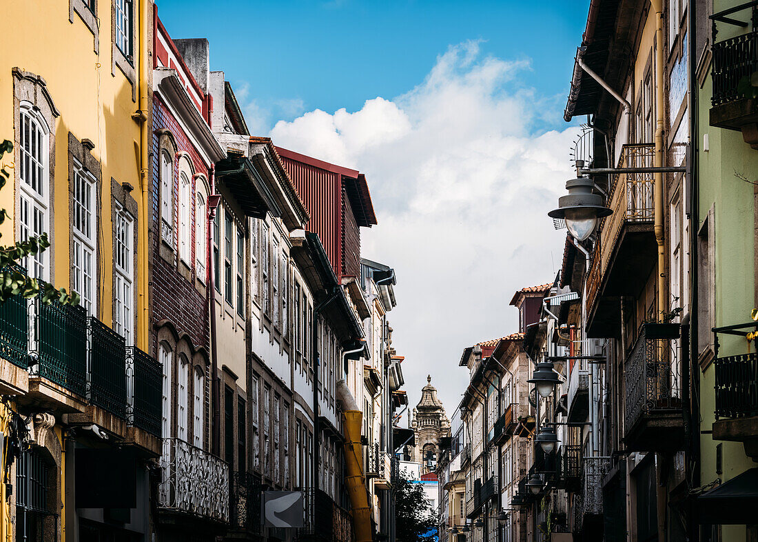 Enge Fußgängerzone im historischen Stadtzentrum mit dem Turm der Kathedrale im Hintergrund, Braga, Minho, Portugal, Europa
