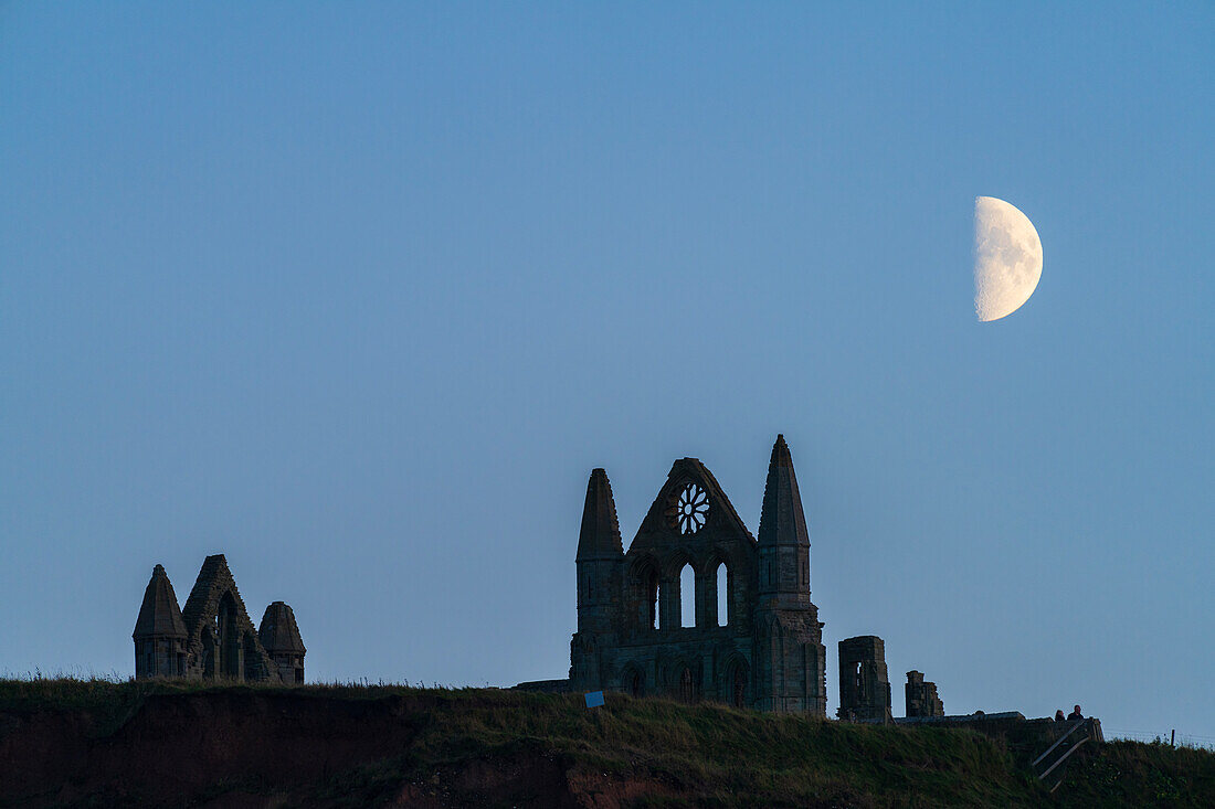 Halbmond, der Mitte Oktober 2023 über Whitby Abbey aufgeht, Küste von North Yorkshire, Whitby, Yorkshire, England, Vereinigtes Königreich, Europa