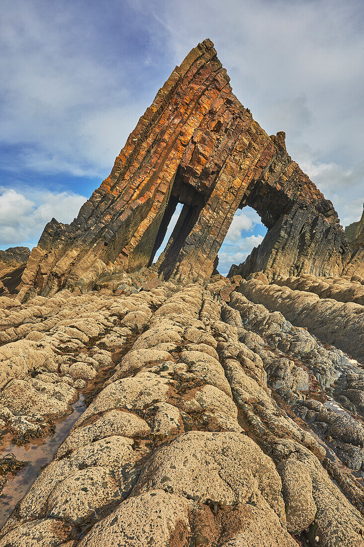 Das massive Dreieck des Blackchurch Rock, an der Nordküste von Devon, nahe Clovelly, Devon, England, Vereinigtes Königreich, Europa