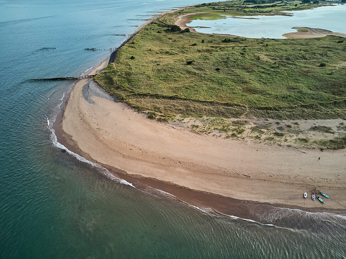 Luftaufnahme des Strandes und der Dünen bei Dawlish Warren, die die Mündung des Flusses Exe bewachen, mit Blick nach Süden entlang der Küste auf die Stadt Dawlish, Devon, England, Vereinigtes Königreich, Europa