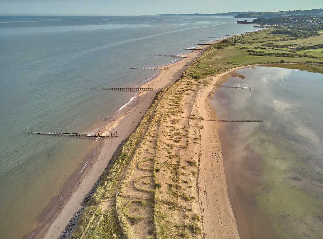 Luftaufnahme des Strandes und der Dünen bei Dawlish Warren, die die Mündung des Flusses Exe bewachen, mit Blick nach Süden entlang der Küste auf die Stadt Dawlish, Devon, England, Vereinigtes Königreich, Europa