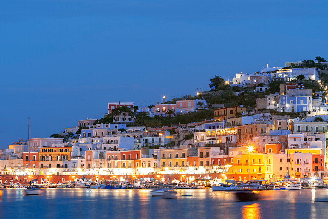 Das beleuchtete Fischerdorf Ponza in der Abenddämmerung, Sommeransicht, Pontinischer Archipel, Provinz Latina, Tyrrhenisches Meer, Latium (Latium), Italien Europa