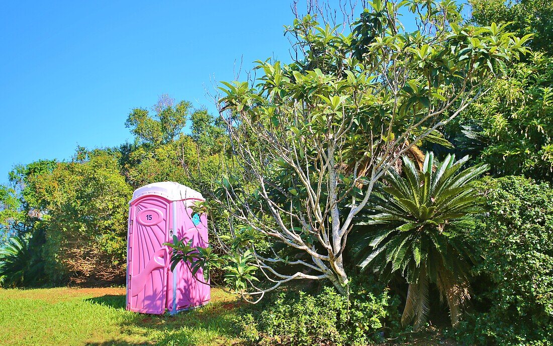 Tragbare öffentliche Toilette im Blue Hole Park, Hamilton Parish, Bermuda, Atlantik, Nordamerika
