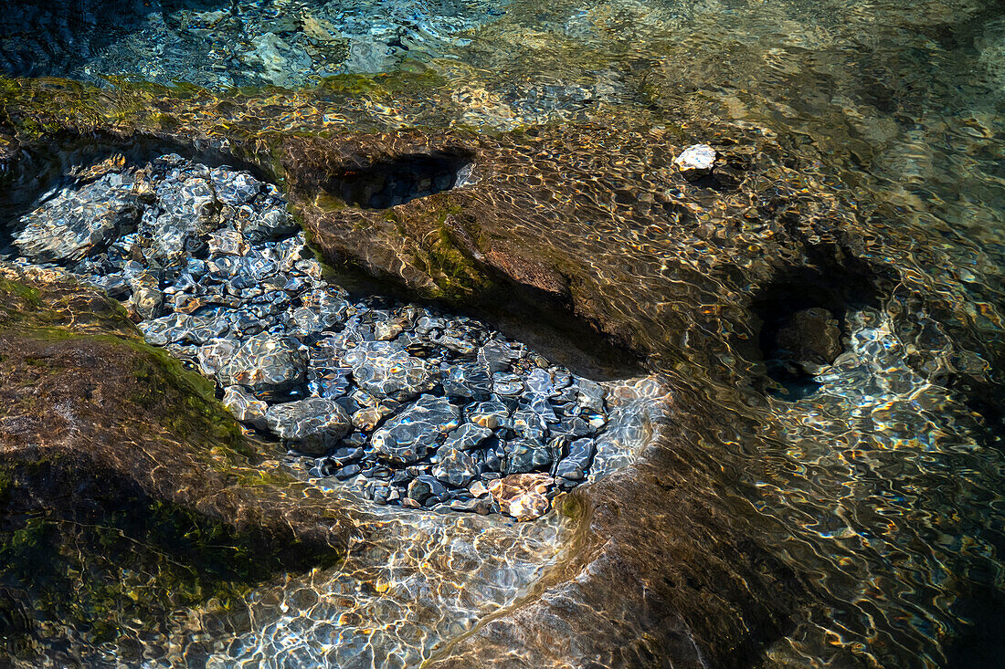 Ripples und Steinmuster im klaren Wasser des Afon Cwm Llan, Cwm Llan, The Watkin Path, Snowdonia National Park (Eryri), Nordwales, Vereinigtes Königreich, Europa