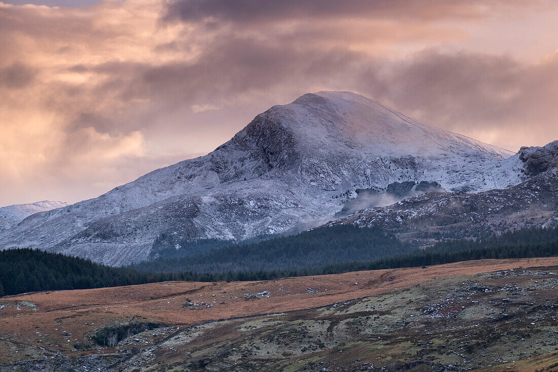 Moel Hebog bei Sonnenuntergang im Winter, Snowdonia National Park (Eryri), Nordwales, Vereinigtes Königreich, Europa