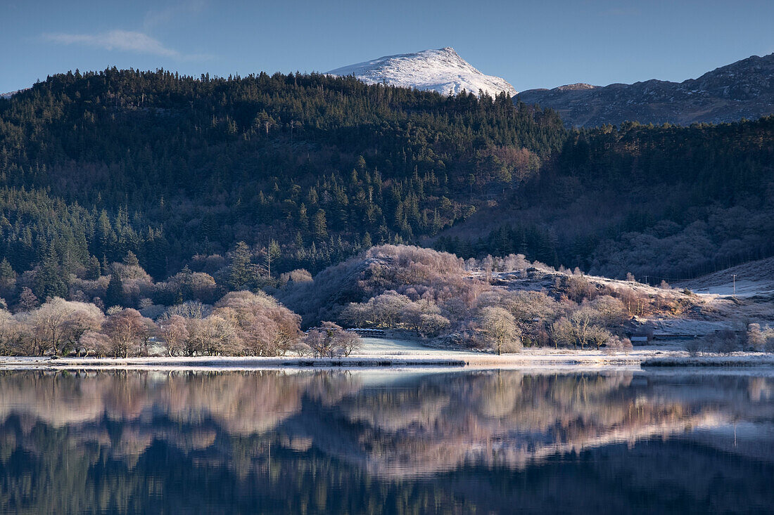 Llyn Dinas and Moel Siabod in winter, Nant Gwynant, Snowdonia National Park (Eryri), North Wales, United Kingdom, Europe