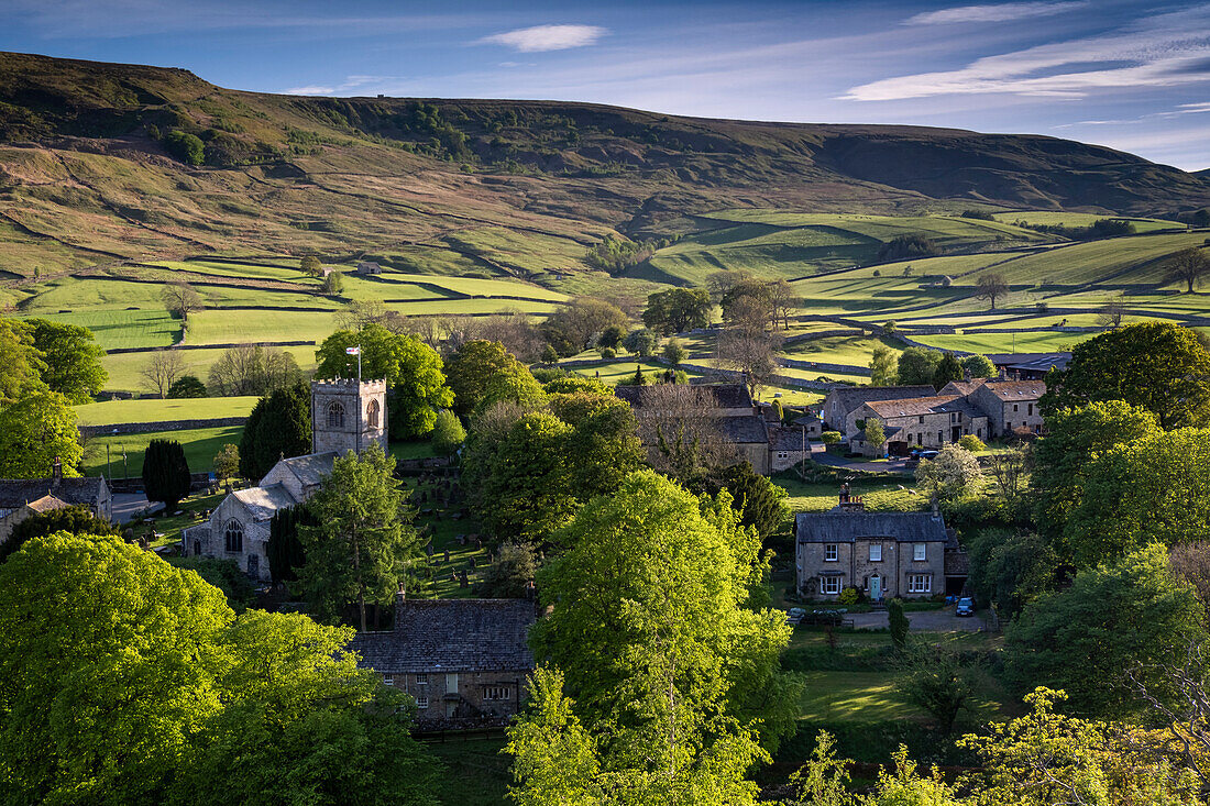 Die Pfarrkirche von Burnsall und das Dorf Burnsall, Wharfedale, Yorkshire Dales National Park, Yorkshire, England, Vereinigtes Königreich, Europa