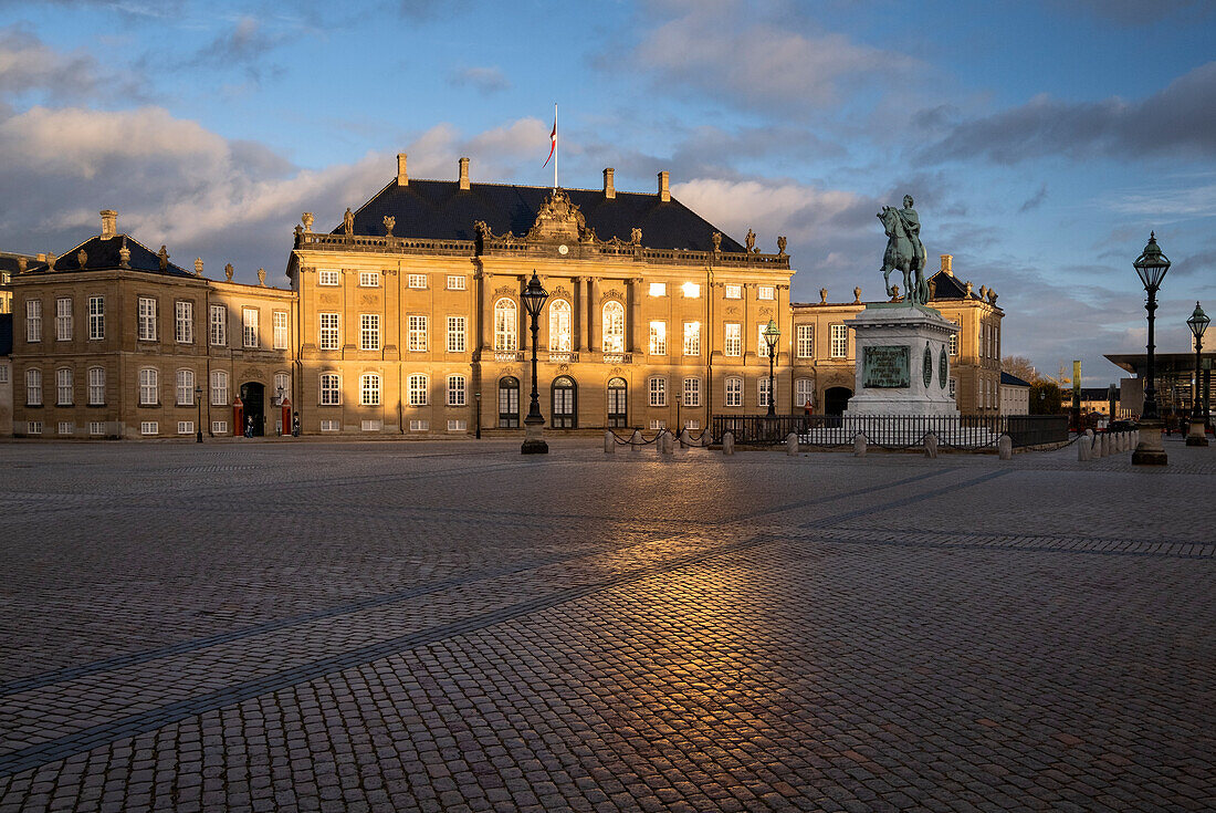 Letztes Licht auf dem Schloss Amalienborg, Amalienborg-Platz, Kopenhagen, Dänemark, Europa