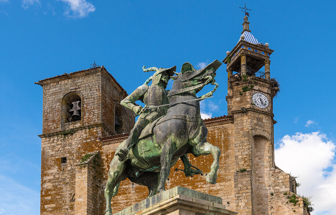Statue von Francisco Pizarro, spanischer Entdecker und Eroberer von Peru, vor der Iglesia de San Martin (Kirche San Martin) auf der Plaza Mayor, Trujillo, Caceres, Extremadura, Spanien, Europa