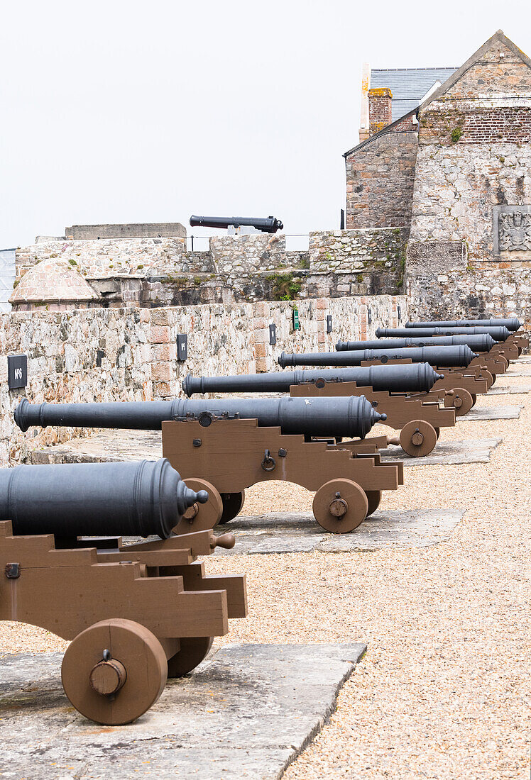 Kanonen in Castle Cornet, St. Peter Port, Guernsey, Kanalinseln, Europa