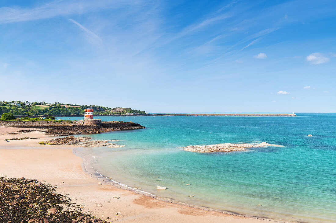 Blick auf Archirondel Tower, ein 1792 erbauter Küstenturm, und St. Catherine Breakwater im Hintergrund, Jersey, Kanalinseln, Europa