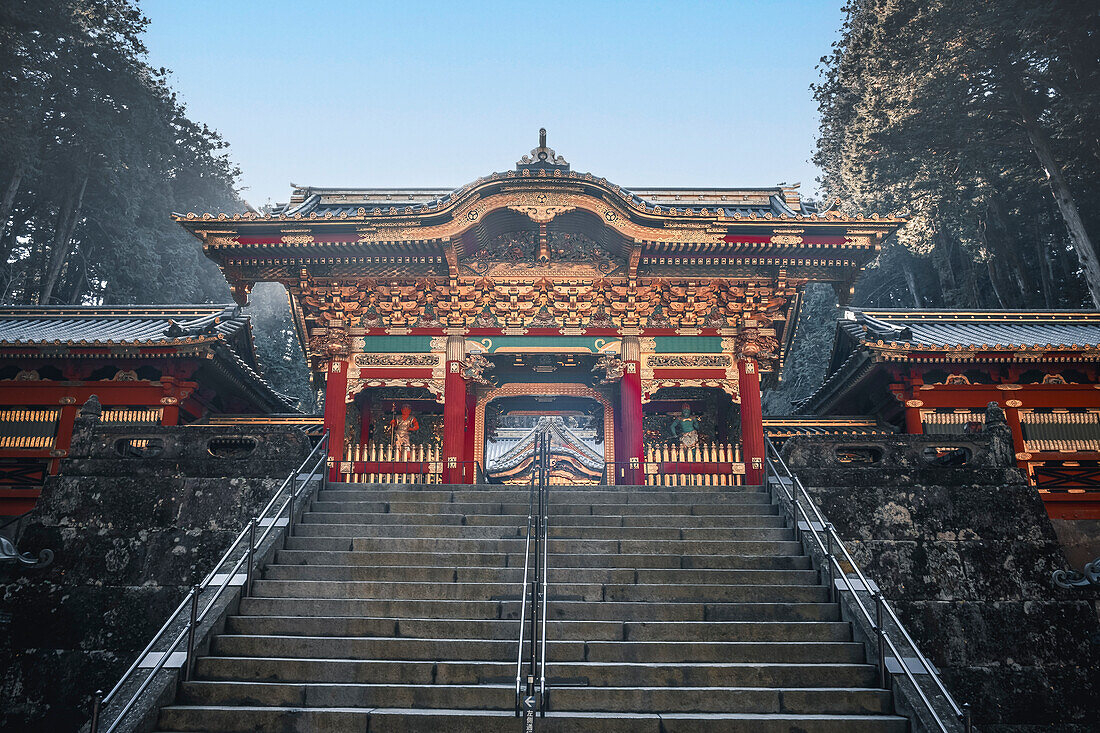 Yashamon-Tor in der Tempelanlage von Nikko, UNESCO-Weltkulturerbe, Nikko, Tochigi, Honshu, Japan, Asien