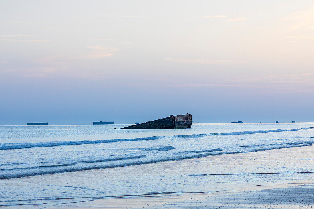 Die Betonblockreste des Maulbeerbaumhafens, Arromanches-les-Bains, D-Day Landungsstrand, Normandie, Frankreich, Europa