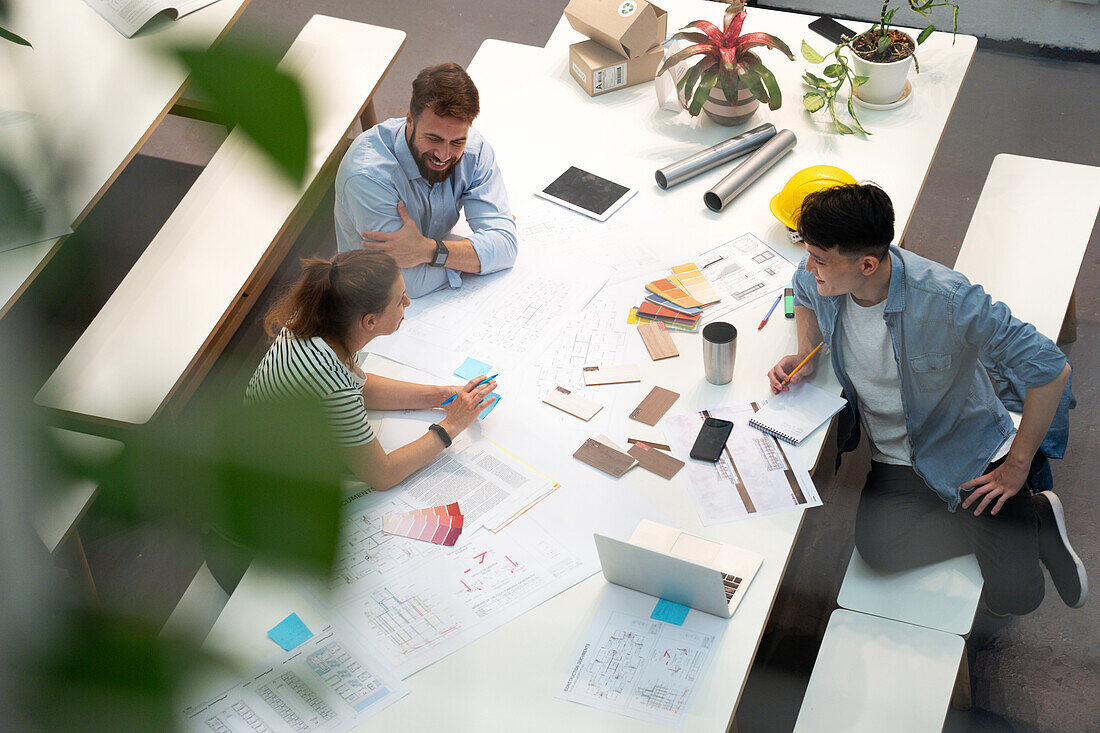 Gruppe von Architekten und Bauingenieuren, die ein Projekt besprechen