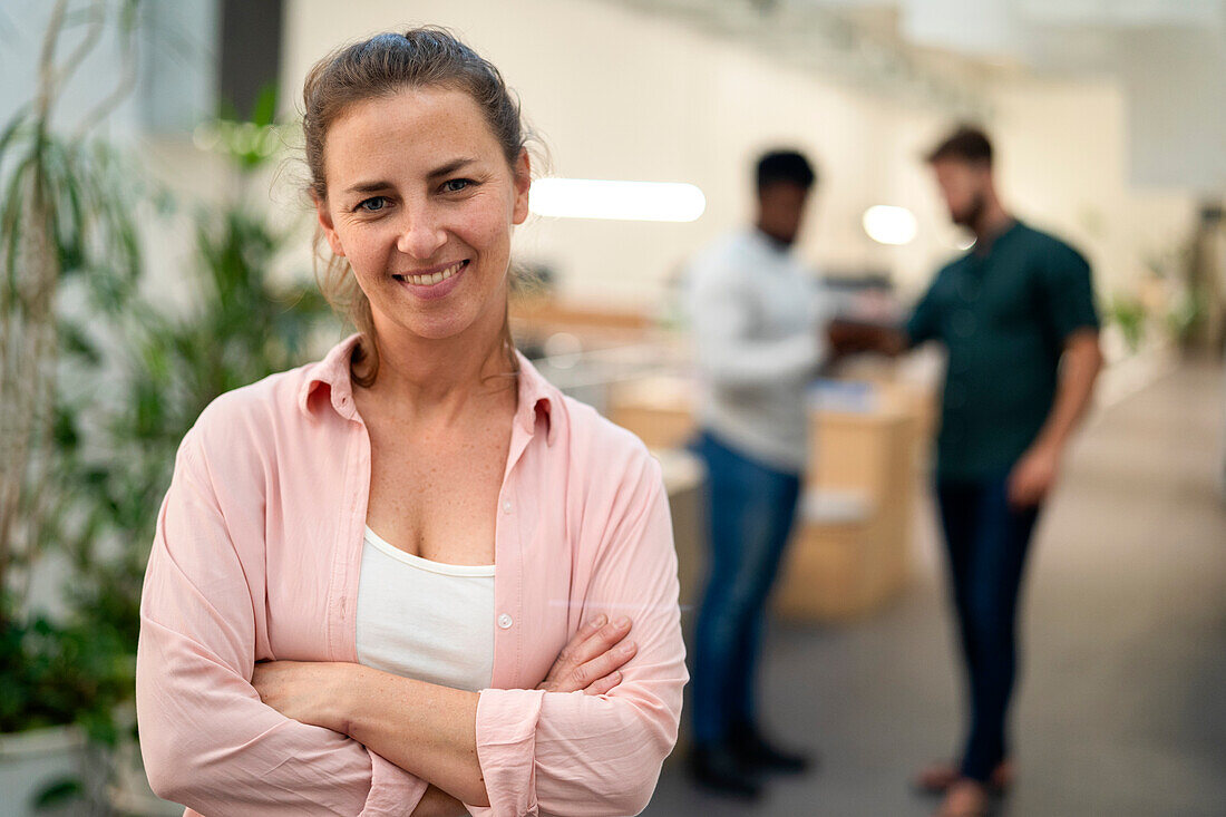 Adult woman looking at the camera with crossed arms