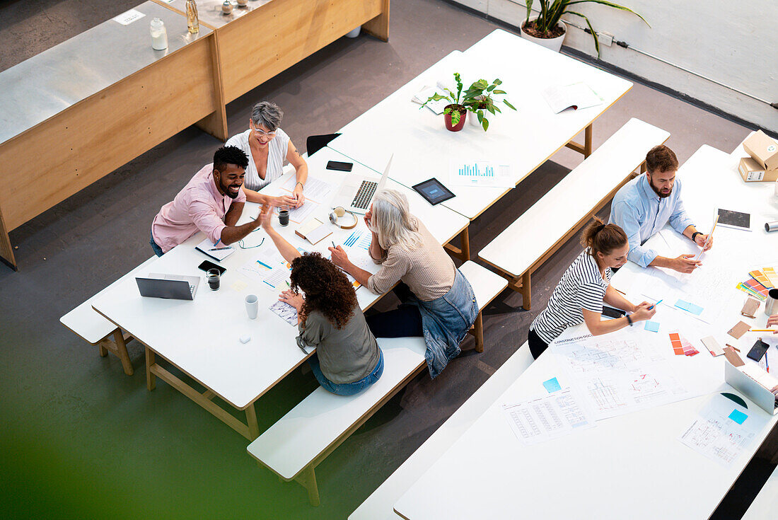 Großansicht eines Arbeitsplatzes voller Menschen, die sich zwanglos treffen