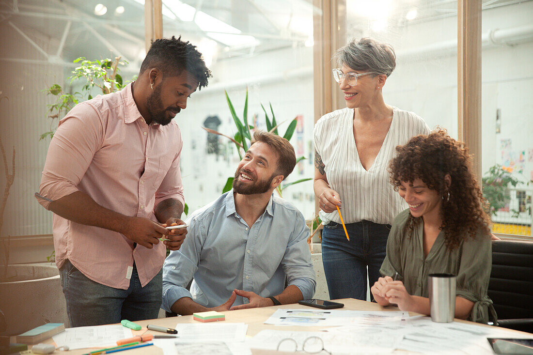 Gruppe von Mitarbeitern beim Brainstorming während einer Besprechung im Büro