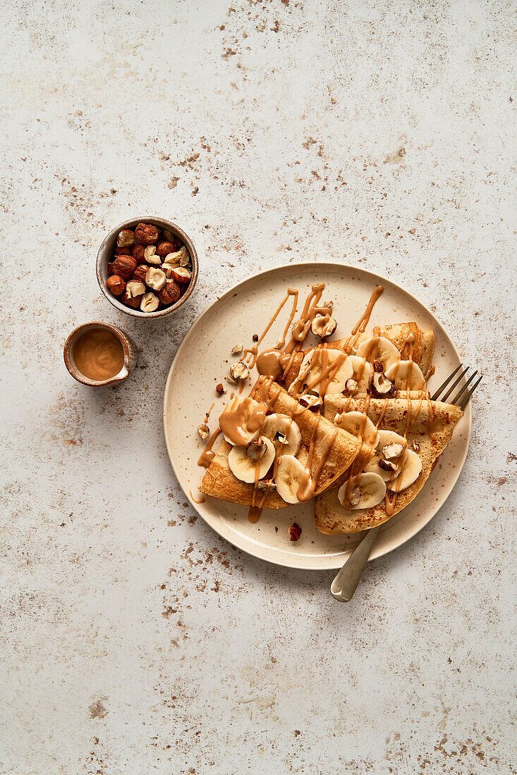 Bananen-Erdnussbutter-Haselnuss-Crepes