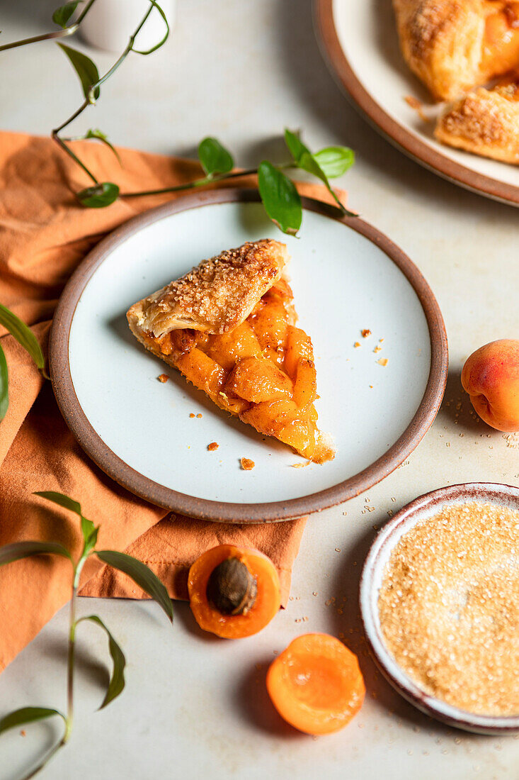 Ein französisches Aprikosen-Galette-Dessert