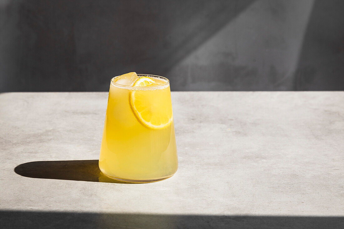 Hausgemachte Limonade mit Eis und Zitronenscheiben in einem Glas