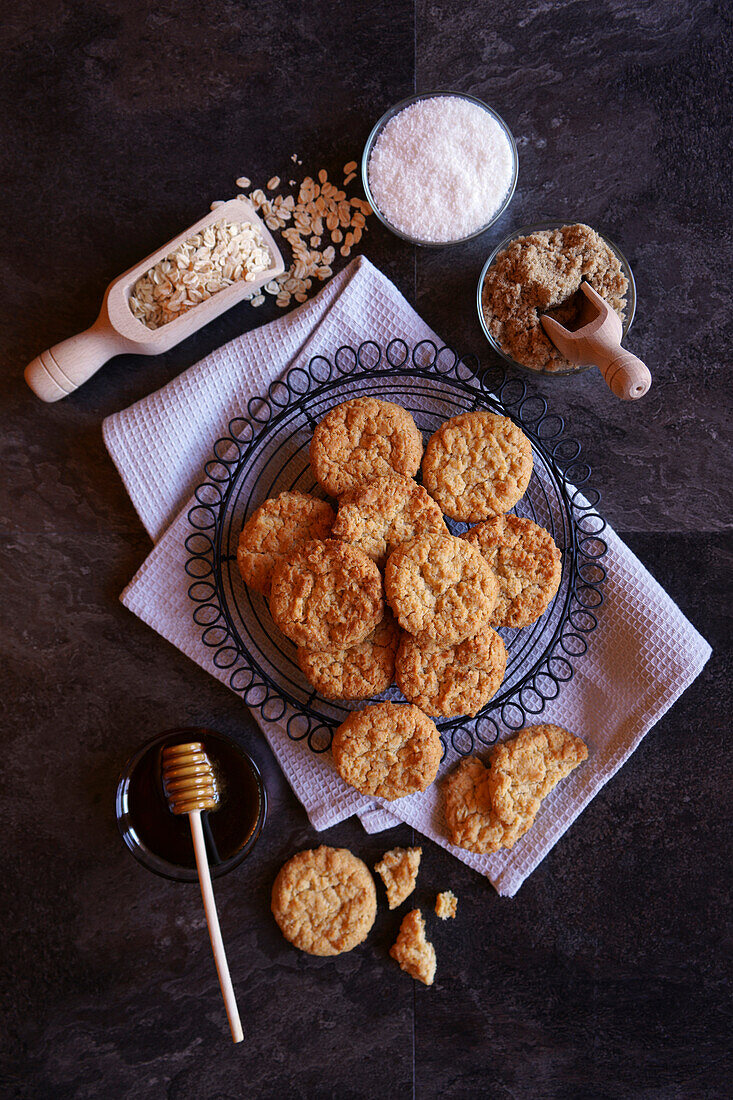 Traditionelle australische Anzac-Kekse, hergestellt aus Haferflocken, Kokosnuss, goldenem Sirup und braunem Zucker