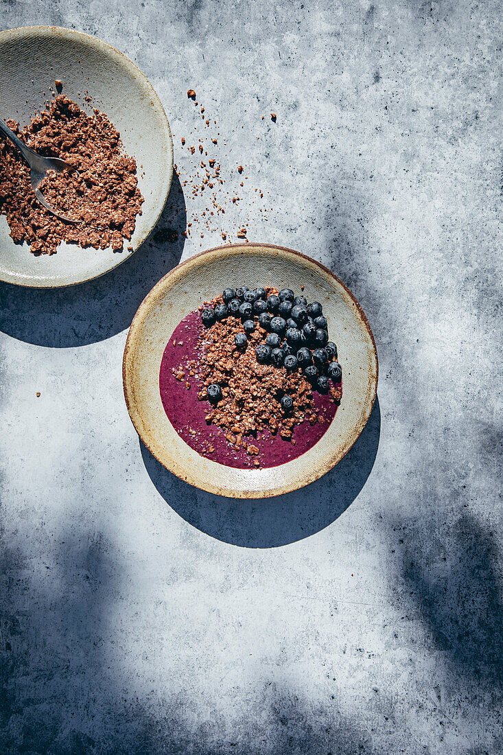 Smoothie-Bowl mit Müsli und Blaubeeren