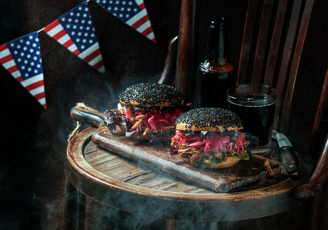 Pulled Pork Burger mit schwarzem Sesam mit knusprigem Apfelsalat, eingelegtem Rotkohl, knusprigem Apfelsalat, amerikanischer Flagge, USA Independence Day