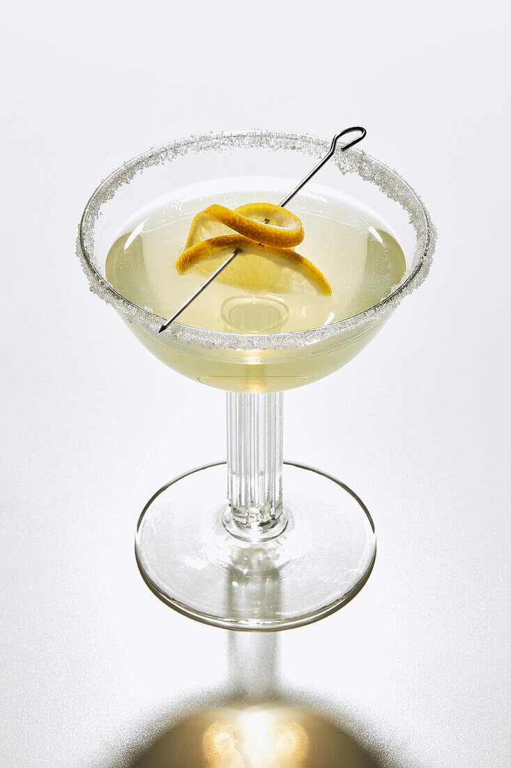 Zitronencocktail auf weißem Hintergrund