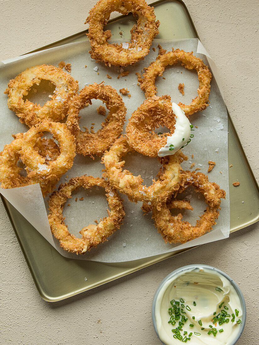 Crispy deep fried onion rings with dipping sauce