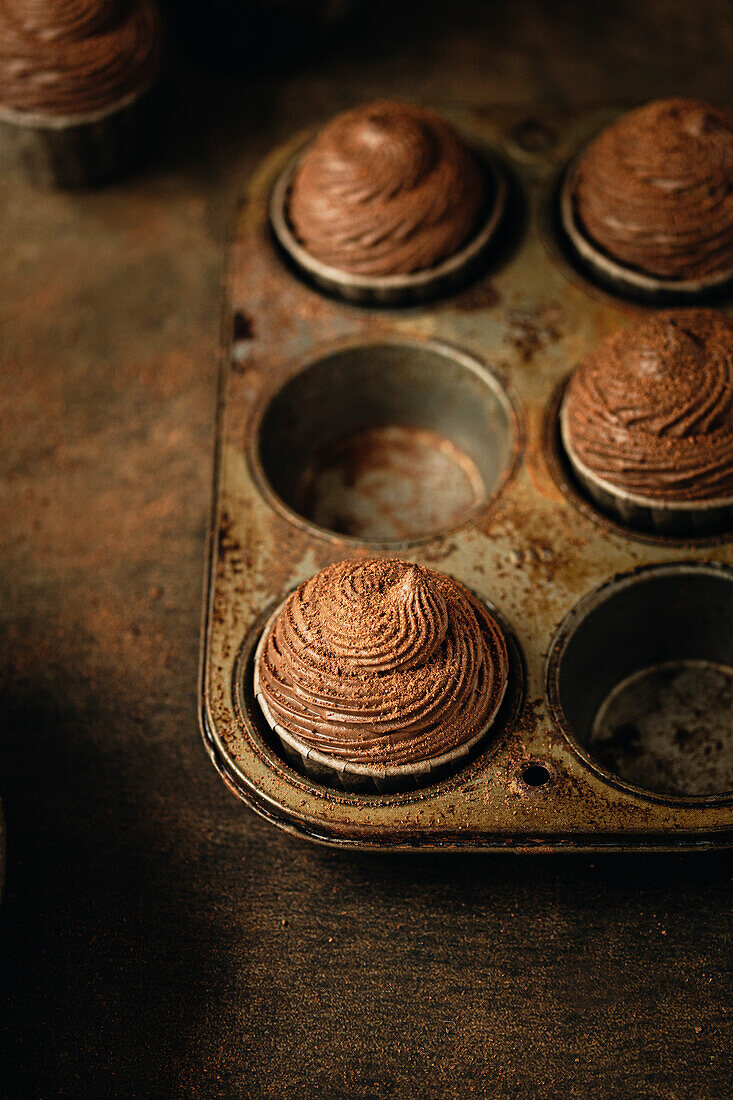 Schokoladen-Cupcakes in einer rustikalen Küche