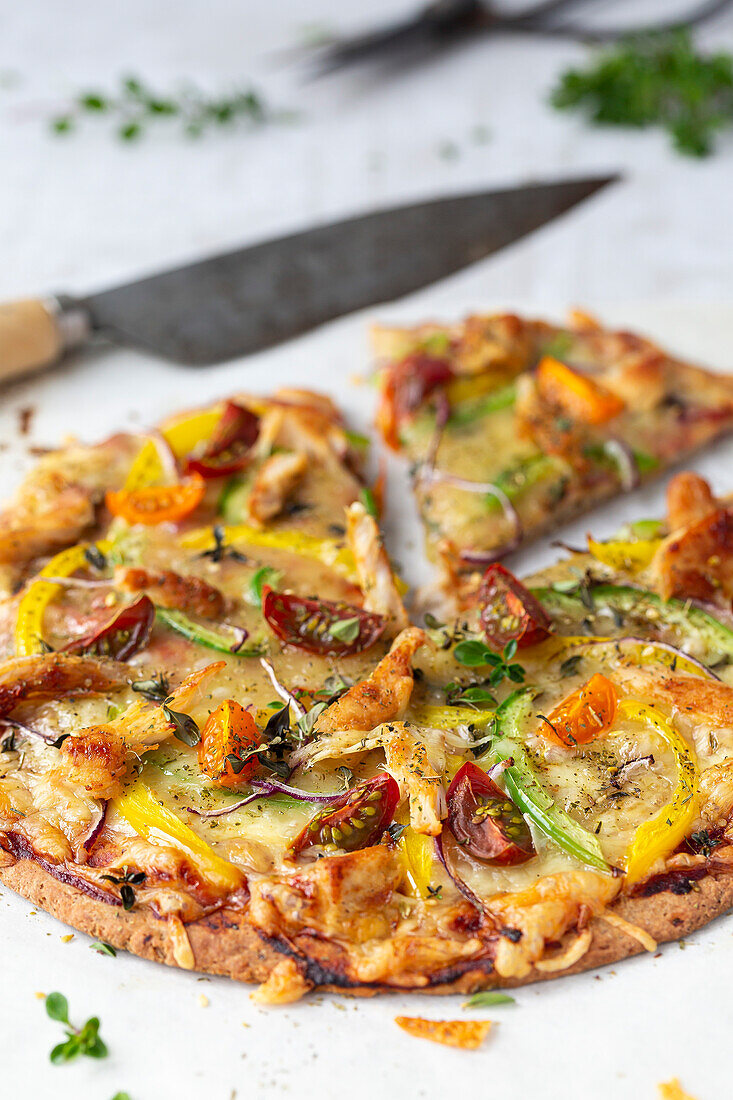 Hausgemachte Buchweizenpizza, dünn und knusprig mit Gemüsebelag