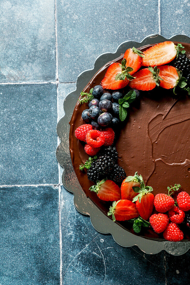 Hausgemachter Schokoladenkuchen mit frischen Beeren