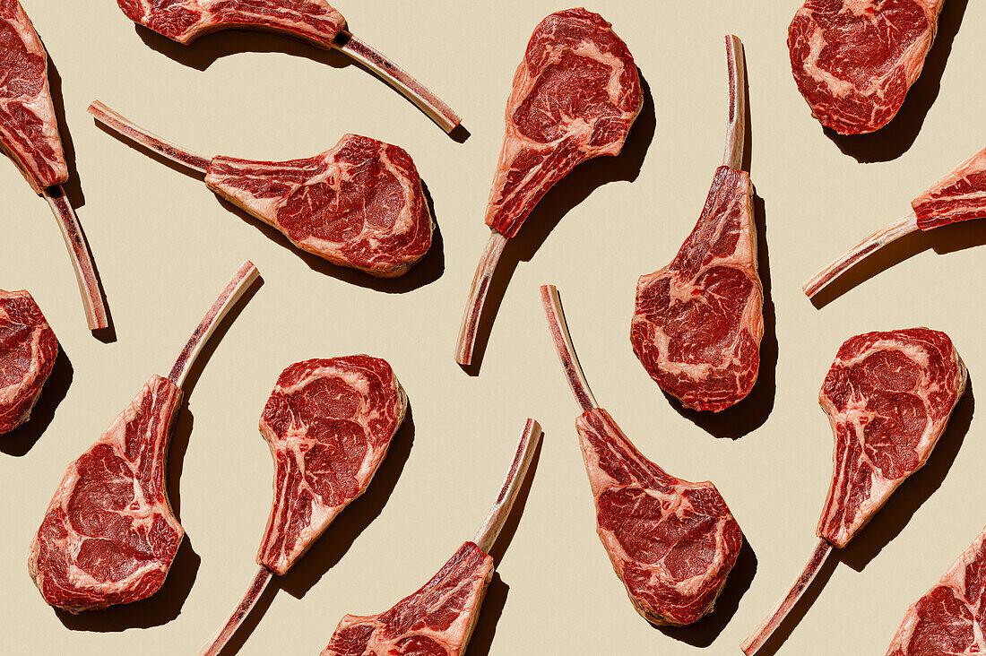 Horizontal Pattern of Raw frisches Fleisch Tomahawk Steak auf beige Hintergrund Flatlay Lebensmittel