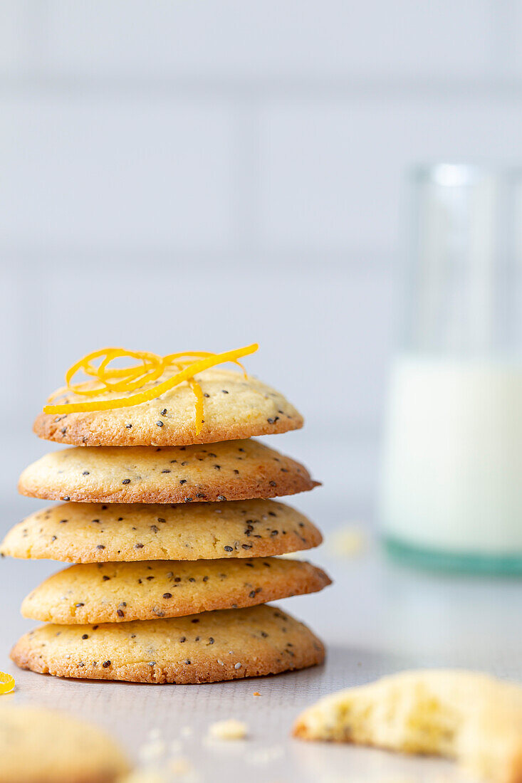 Biscuits with lemon and chia seeds