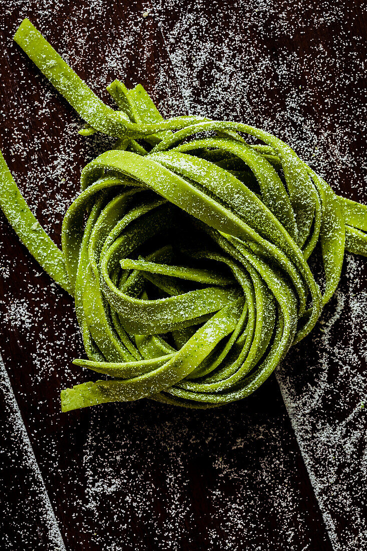 Frische hausgemachte grüne Spinat-Tagliatelle