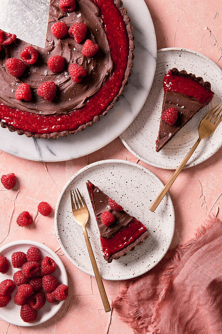 Schokoladen-Himbeer-Torte auf rosa Hintergrund