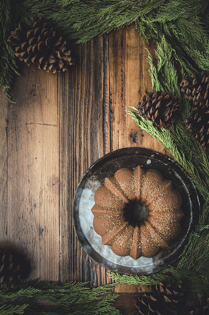 Bundt Cake auf einem Holztisch