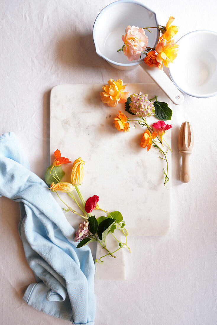 Kochen mit essbaren Blumen Lebensmittelzubereitung kreatives Konzept Flatlay