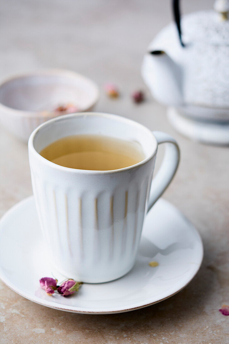 Tee mit getrockneten Rosenknospenv