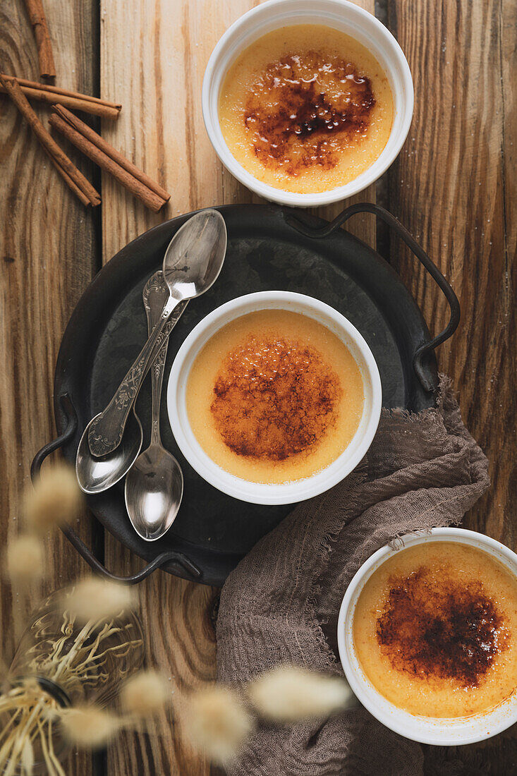 Crema Catalana Spanischer Custard auf einer hölzernen Küchenplatte