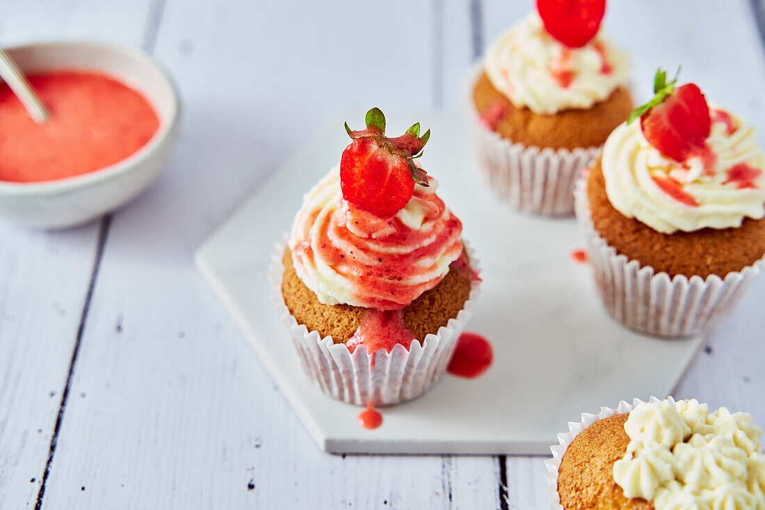 Erdbeer-Cupcakes mit Frischkäseglasur und Coulis