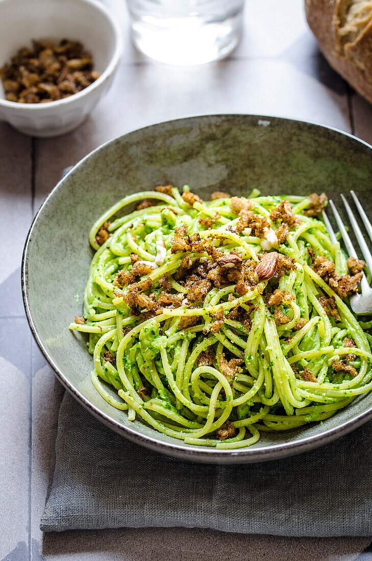 Spaghetti with spinach pesto and breadcrumbs