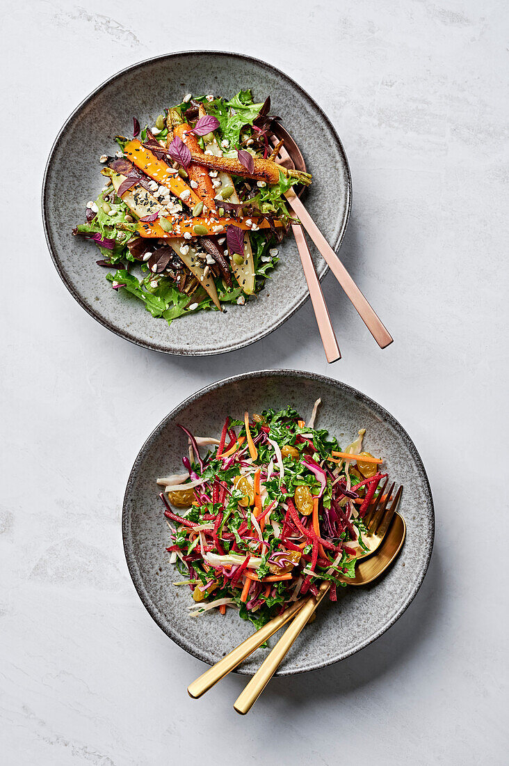 Mit Kreuzkümmel geröstete Karotten, Mesclun, gepuffter Buchweizen und Supersaatmischung, Honig-Zitronen-Vinaigrette. Wintersalat aus Grünkohl, Roter Bete und Fenchel, eingelegte goldene Rosinen, Rotkohl, Gewürzbirnen-Dressing