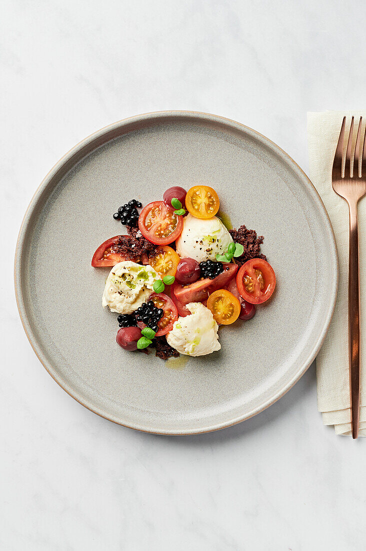 Burrata, Heirloom-Tomaten, Balsamico-Kaviar, Kirschenpüree, Oliven- und Cornichonboden