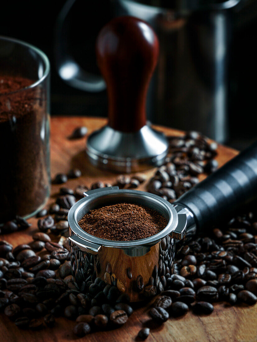 Tamper-Kaffee und Kaffeepresse, dunkler Hintergrund