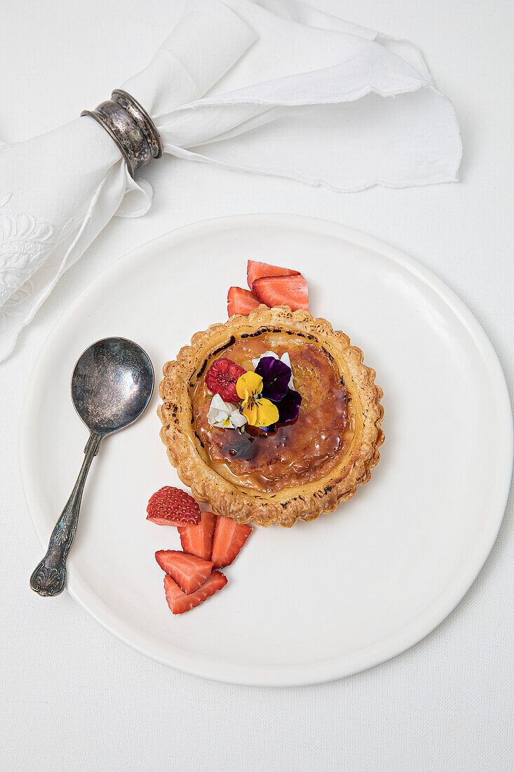 Toffee cake with berries