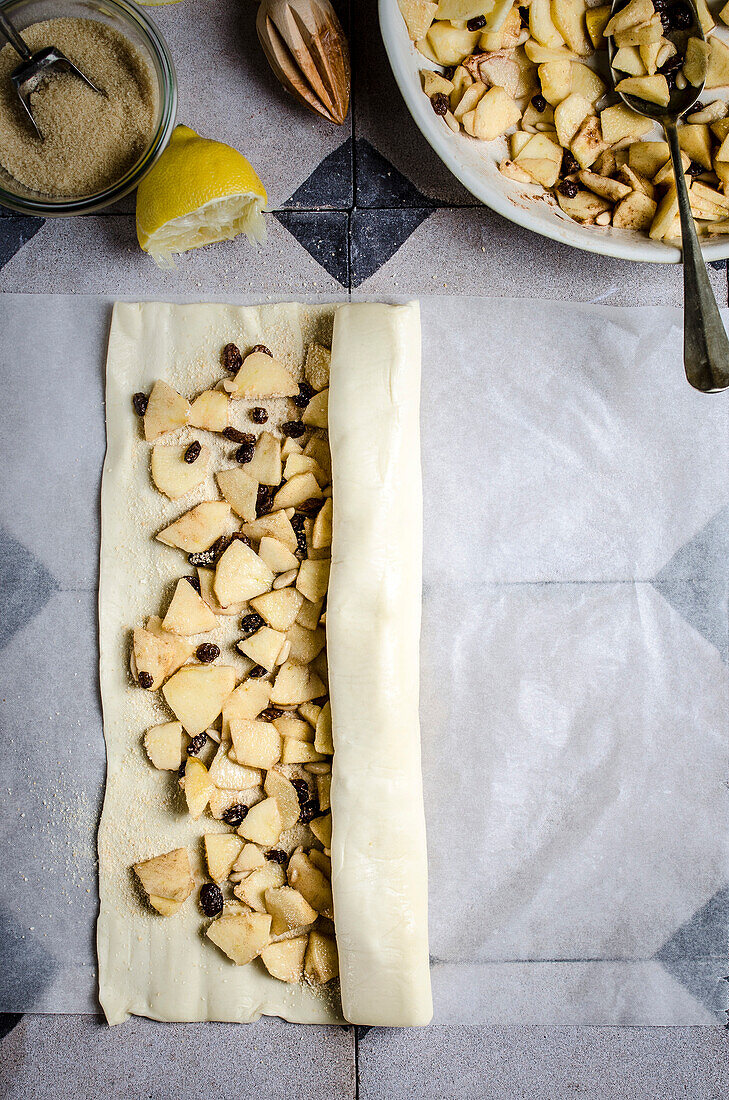 Ingredients and preparation of an apple strudel