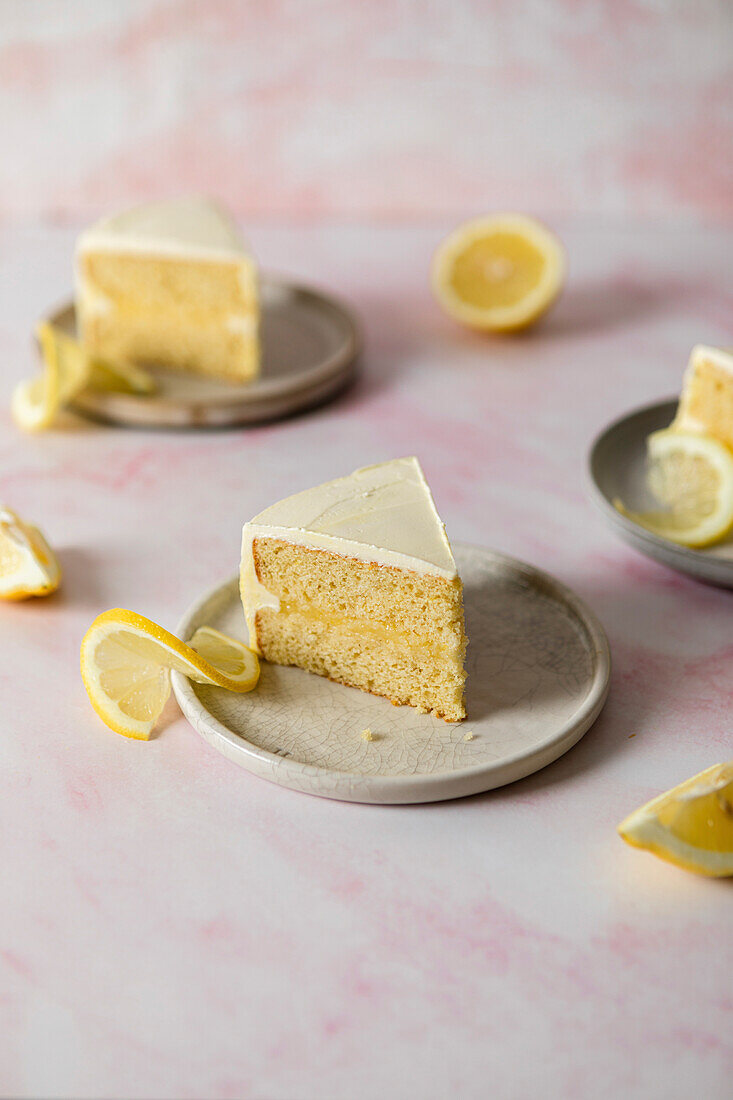 Zitronen-Baiser-Kuchen-Scheibe auf einem weißen Teller
